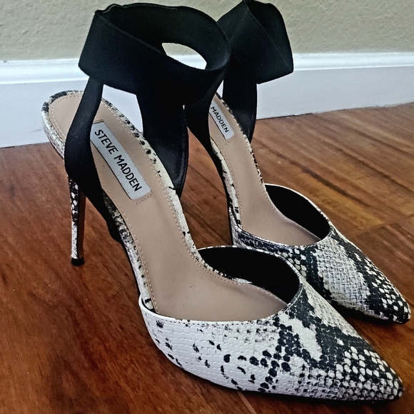 Steve Madden snake skin heels w/ black ankle strap - Picture 4 of 6